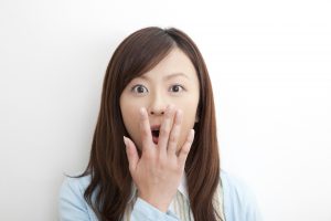 ビックリする女性